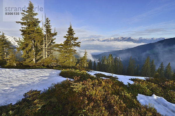 Gebirgslandschaft mit Schnee  hinten das Inntal und dahinter das Karwendel-Gebirge  Kleiner Gamsstein  Tuxer Voralpen  Tirol  Österreich
