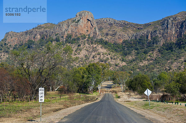 Straße führt zum Carnarvon-Nationalpark  Queensland  Australien