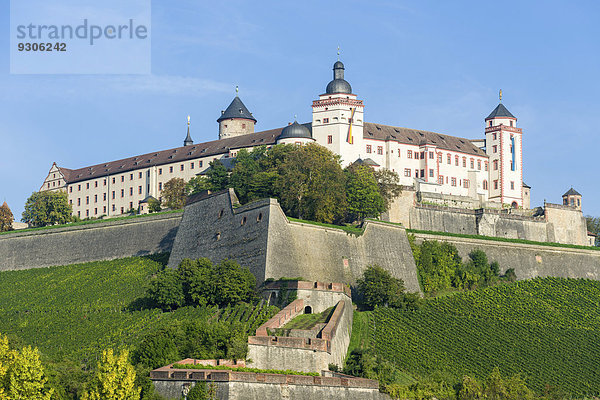 Festung Marienberg  umgeben von Weinbergen  Würzburg  Bayern  Deutschland