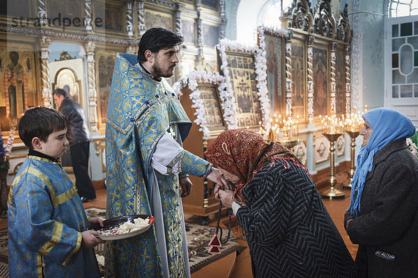Frühmesse am Dreikönigsfest in der Gemeinde der orthodoxen Altgläubigen  Vilkovo  Ukraine
