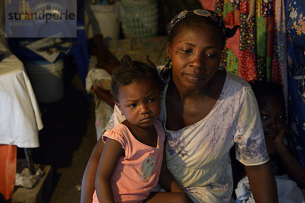 Frau und kleines Mädchen  zwei Jahre  in einer ärmlichen Baracke  Lager für Erdbebenflüchtlinge Camp Icare  Fort National  Port-au-Prince  Haiti