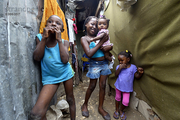 Vier Kinder im Eingang zu einer ärmlichen Baracke  Lager für Erdbebenflüchtlinge Camp Icare  Fort National  Port-au-Prince  Haiti