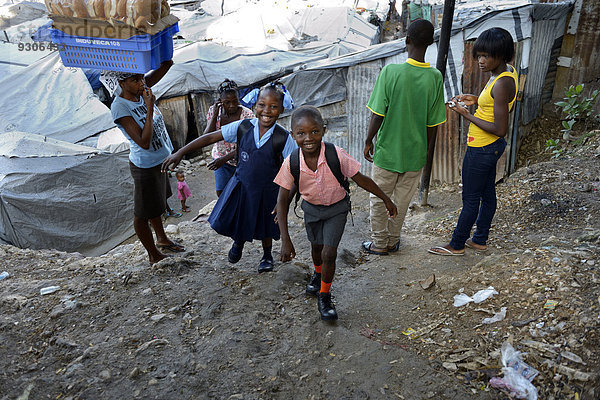 Bruder und Schwester in Schuluniform auf dem Weg zur Schule  Lager für Erdbebenflüchtlinge Camp Icare  Fort National  Port-au-Prince  Haiti