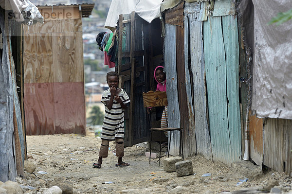 Kinder vor einer ärmlichen Baracke  Armenviertel Fort National  Port-au-Prince  Haiti
