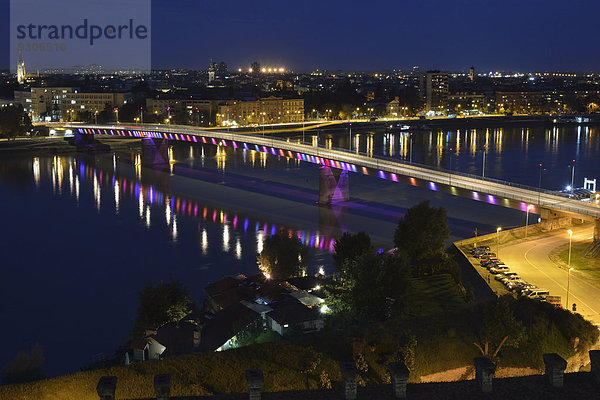 Ausblick von der Festung Petrovaradin auf die Freiheitsbrücke oder Regenbogenbrücke über die Donau  Novi Sad  Provinz Vojvodina  Serbien