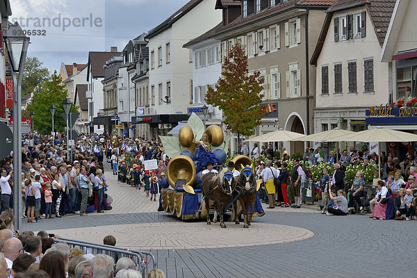 Einzug der Zwetschgenkönigin Alina I. auf dem Zwetschgenfest  Bühl  Baden  Baden-Württemberg  Deutschland