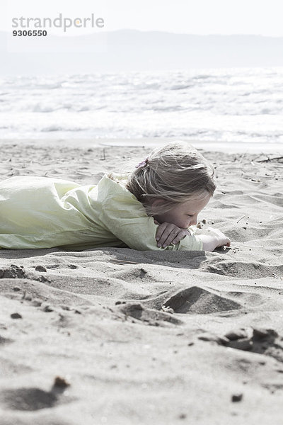 Mädchen liegt im Sand  Italien  Europa