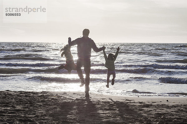 Vater und Töchter am Strand  Italien  Europa