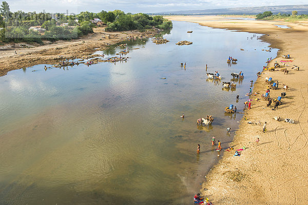 Menschen waschen sich im und holen Wasser aus dem Fluss Mandare  Berenty  Tolagnaro  Provinz Toliara  Madagaskar