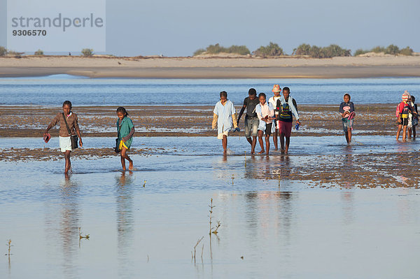 Madagassische Menschen durchqueren Wasser  Morondava  Provinz Toliara  Madagaskar