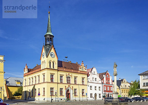 Rathaus und Barocksäule der Jungfrau Maria auf dem Friedensplatz oder Mirove namesti  Vidnava  Okres Jeseník  Region Olmütz  Tschechien