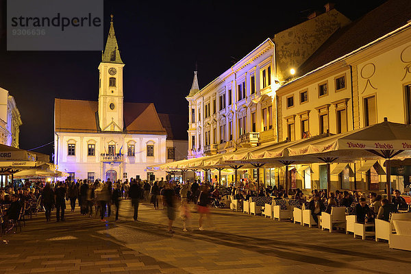 Rathaus und Marktplatz bei Nacht  Varazdin  Kroatien