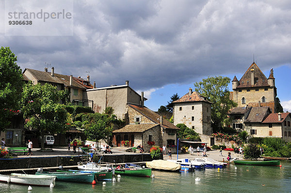 Die mittelalterliche Ortschaft mit Schloss Yvoire am Genfersee oder Lac Leman  Yvoire  Rhône-Alpes  Haute-Savoie  Frankreich