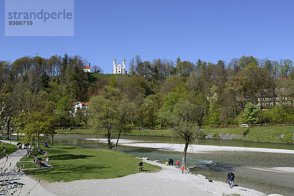 Isarpromenade  Isar-Ufer mit Leonhardskapelle und Kirche Heilig Kreuz  Kalvarienberg  Bad Tölz  Oberbayern  Bayern  Deutschland