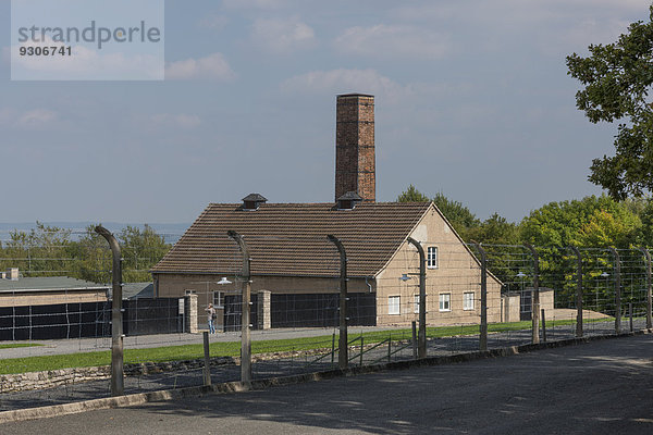 Krematorium und rekonstruierter Zaun im Konzentrationslager Buchenwald  Weimar  Thüringen  Deutschland