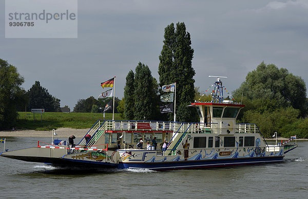 Rheinfähre zwischen Düsseldorf-Kaiserswerth und Meerbusch Langst-Kierst  Nordrhein-Westfalen  Deutschland