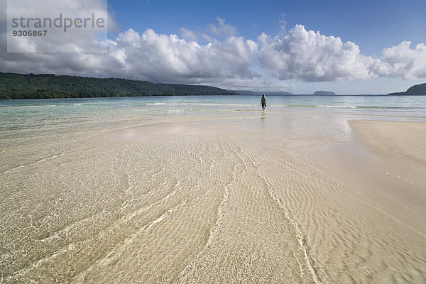 Frau wandert über Sandbank an Strand  Espiritu Santo  Vanuatu
