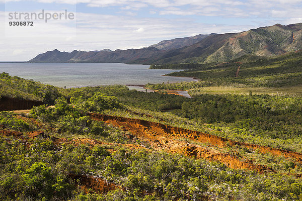 Landschaft Rote Erde an Küste  Grande Terre  Neukaledonien