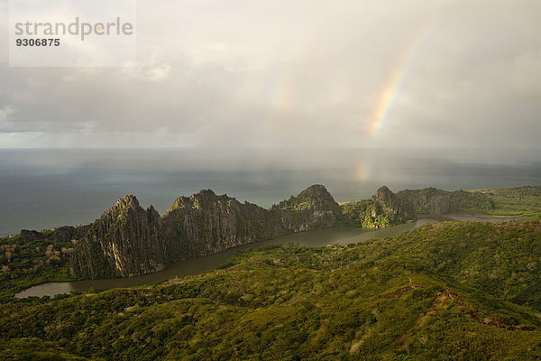 Regenbogen über Linderalique Felsen vor Küste  Hienghène  Nordprovinz  Grande Terre  Neukaledonien