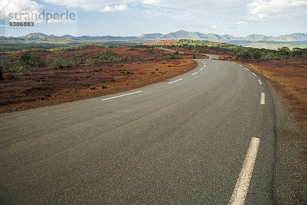 Straße und Landschaft Rote Erde  Südprovinz  Grande Terre  Neukaledonien