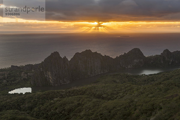 Sonne durchbricht Wolken über Südpazifik hinter Linderalique Felsen  Hienghène  Nordprovinz  Grande Terre  Neukaledonien