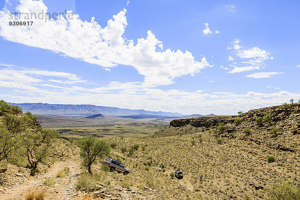 Geländewagen fahren durch trockene Landschaft  Tsauchab  Namibia