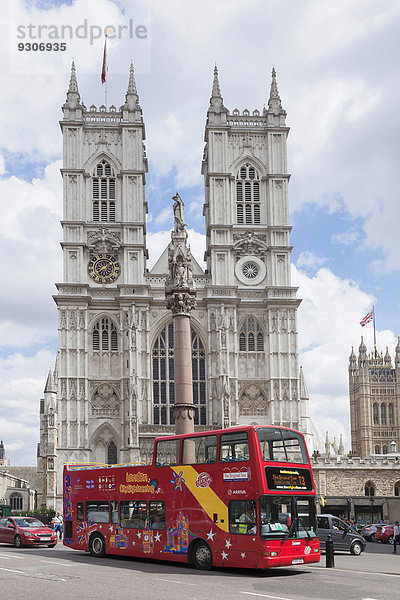 Roter Doppeldeckerbus vor Westminster Abbey  London  England  Großbritannien