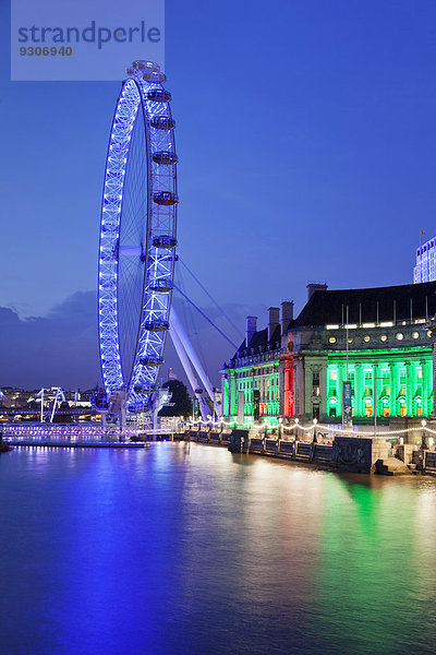 Riesenrad London Eye und County Hall  London Aquarium an der Themse  South Bank  London  England  Großbritannien