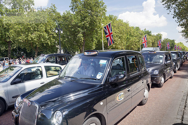 Taxis warten auf das Ende der Wachablösung auf The Mall  City of Westminster  London  England  Großbritannien