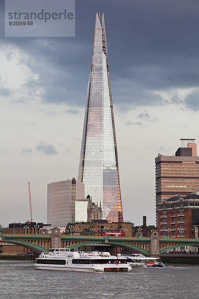 Ausblick über die Themse auf das Hochhaus The Shard  Architekt Renzo Piano  London  England  Großbritannien
