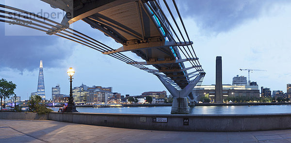 Durchblick unter der Millennium Bridge auf Hochhaus Shard und Tate Modern  Themse  London  England  Großbritannien