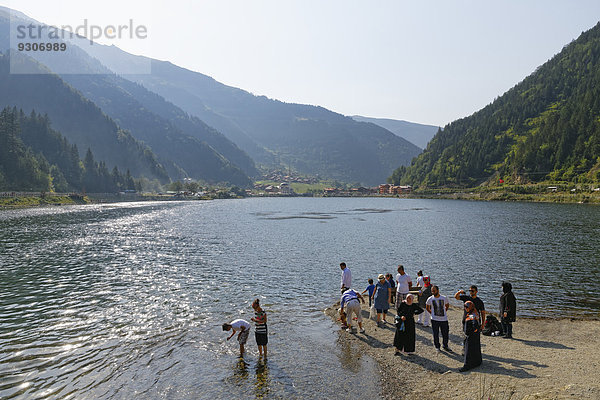 Touristen an Seeufer  Uzungöl-See  Dorf Uzungöl  Provinz Trabzon  Pontisches Gebirge  Schwarzmeerregion  Türkei