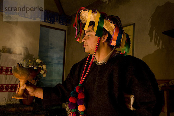 Maya-Indigena bei einer Opferzeremonie  San Christobal de las Casas  Chiapas  Mexiko