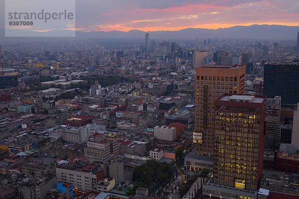 Überblick über die Stadt bei Sonnenuntergang  vom Torre Latinoamericana  Mexiko-Stadt  Distrito Federal  Mexiko