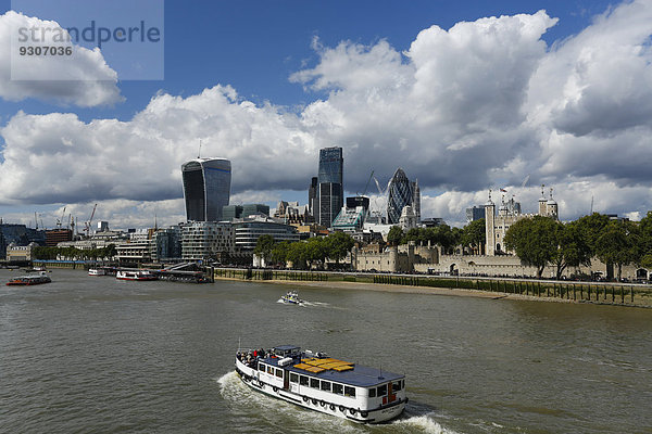 Ausblick von der Tower Bridge auf die Themse und City of London  London  England  Großbritannien