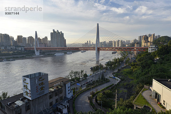 Neue im April 2014 eröffnete Dongshuimen Brücke über den Fluss Jangtse  Jangtsekiang  Yangtse  Chongqing  China