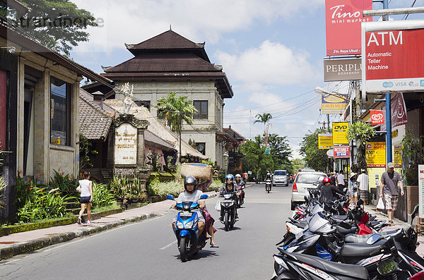 Hauptstraße im Zentrum  Jalan Raja  Ubud  Bali  Indonesien