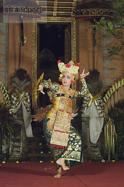 Legong Tanz im Puri Saren Palast  Ubud  Bali  Indonesien