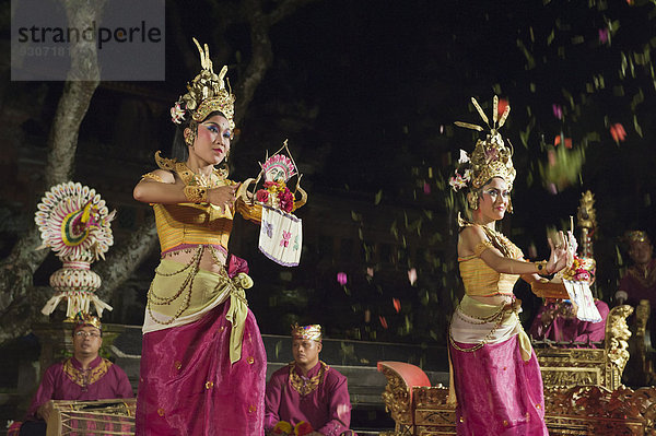 Die Mondgöttin  Tari Penyambutan Tanz  Puri Saraswati Tempel  Ubud  Bali  Indonesien