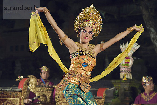 Legong Tanz im Puri Saraswati Tempel  Ubud  Bali  Indonesien