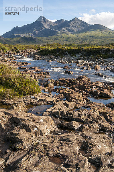 Landschaft mit dem Fluss Sligachan Sgurr nan und dem Berg Gillean der Cuillin Range  Isle of Skye  Schottland  Großbritannien