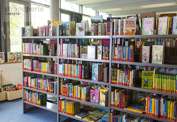 Regale mit Büchern  Kinderbibliothek  Stadtbibliothek  Coswig  Sachsen  Deutschland
