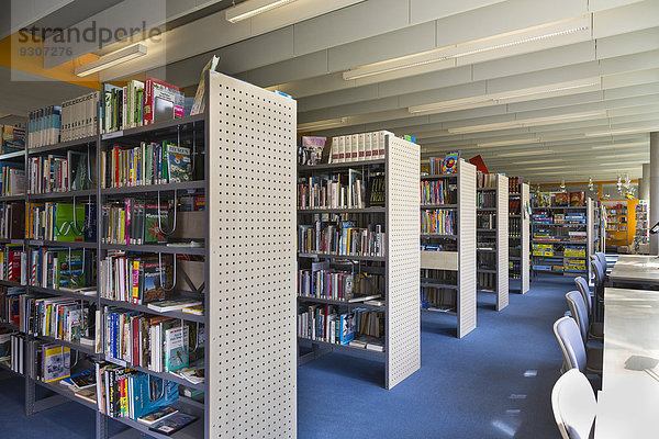 Reihen mit Bücherregalen in der Stadtbibliothek  Coswig  Sachsen  Deutschland