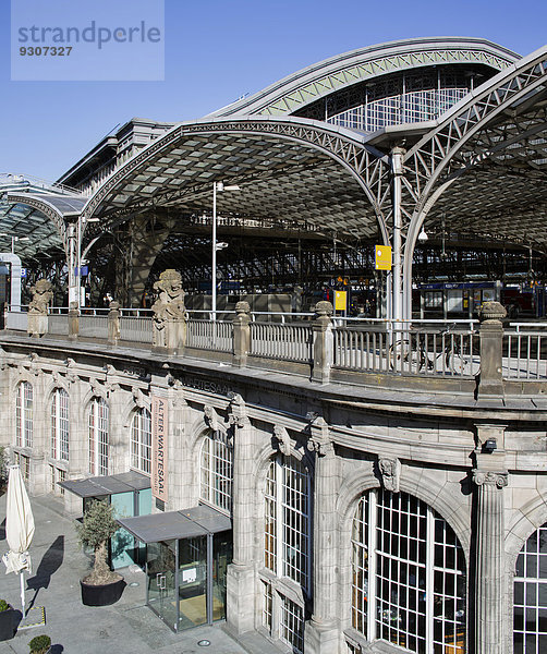 Hauptbahnhof und Alter Wartesaal  Köln  Rheinland  Nordrhein-Westfalen  Deutschland