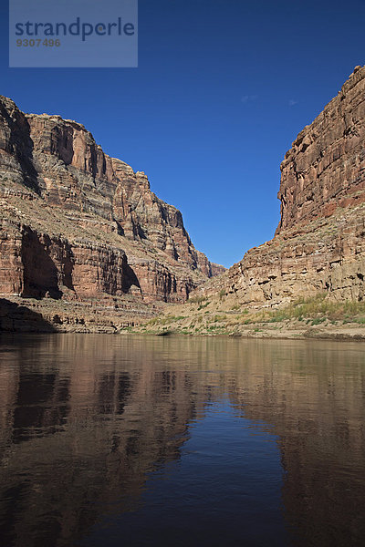 Der Colorado durchfließt den Cataract Canyon  die Dürre im amerikanischen Westen hat den Wasserstand des Reservoirs enorm gesenkt  Glen Canyon National Recreation Area  Utah  USA