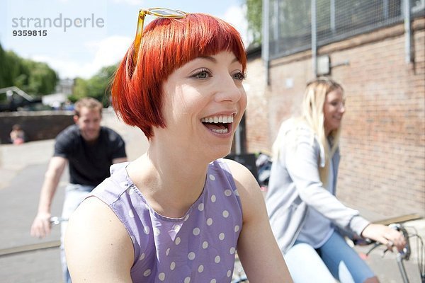 Freunde beim Radfahren entlang des Kanals