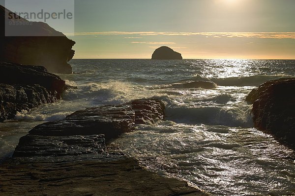 Blick auf Felsen und Meer bei Sonnenaufgang  Treknow  Cornwall  UK