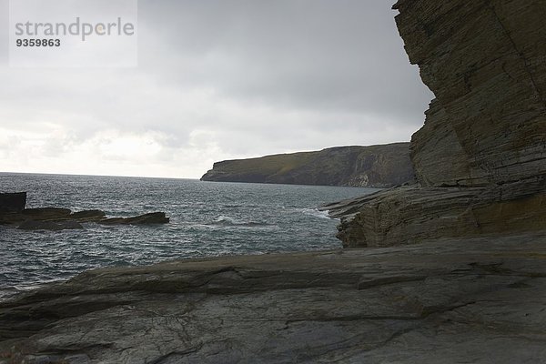 Blick auf Klippen und Meer  Treknow  Cornwall  UK