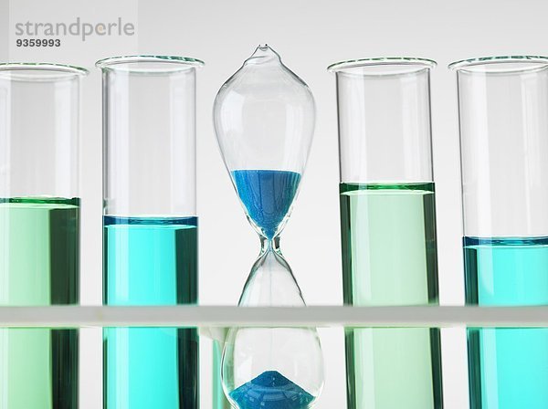 Stundenglas in einem Reagenzglasgestell zur Veranschaulichung des Zeitfaktors  um Forschungsideen auf den Markt zu bringen.