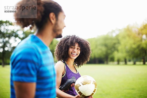 Junges Fußballpärchen beim Plaudern im Park